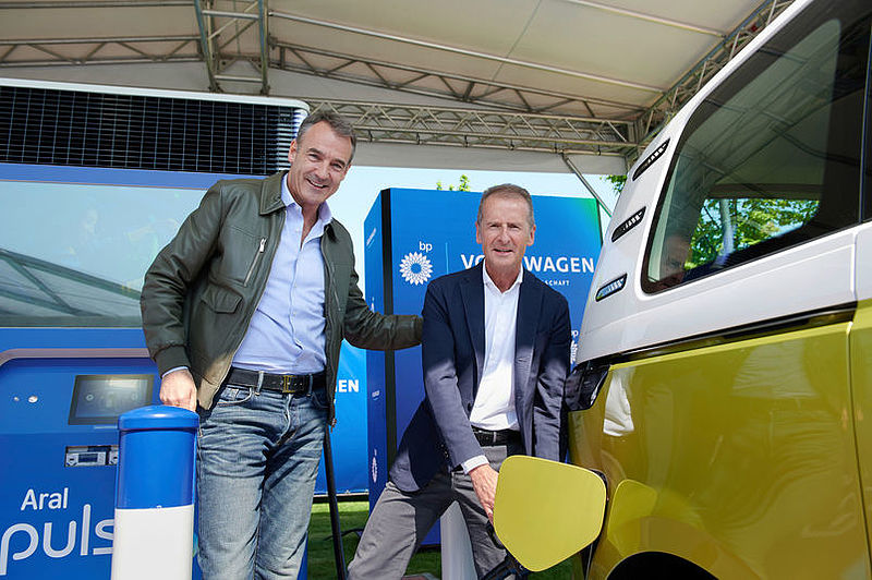 Volkswagen AG und bp starten ihre strategische Partnerschaft: Schneller Aufbau von Schnellladesäulen für Elektrofahrzeuge in Europa